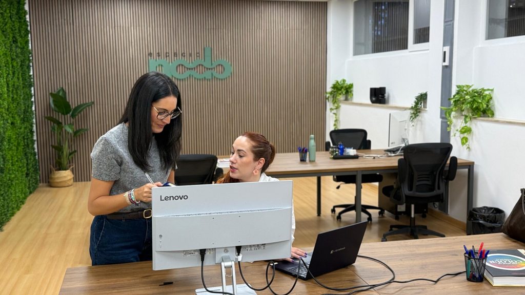 Interior de Espacio Nodo, coworking en Madrid con luz natural y ambiente cálido